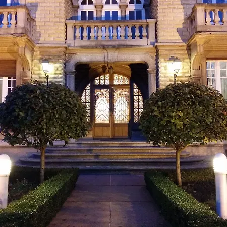 Le Castel Nocleg ze śniadaniem 4*